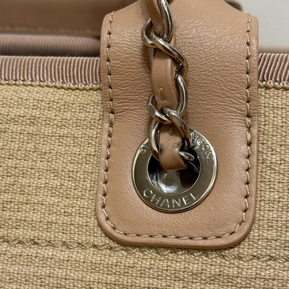 CHANEL Small Deauville Tote in beige - Picture 4 of 16